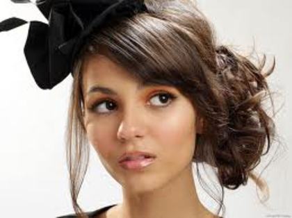 o nu trece cineva cunoscut trebuie sa imi pun ochelari de soare.......