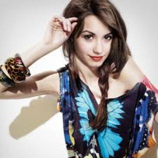 ce? ba nu ar fi deloc tare ! selena dc ai devenit dintro data ciudata?