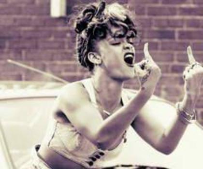 313398_117949234980109_100002950995189_108775_1753384691_n_thumb - Rihanna