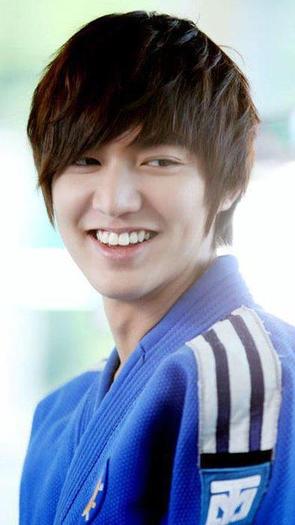 417033_339153309449897_320623554636206_1106436_938221114_n - Advertisment Lee Min Ho