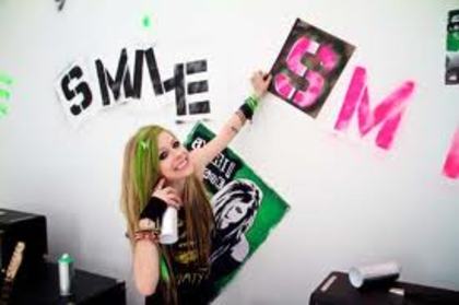 12 - 0- avril lavigne smile -0