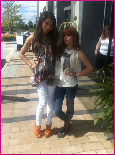 Zendaya-Bella-Thorne-Chicago