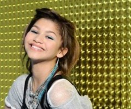 387944_207623212660642_204772279612402_437606_368505066_n_thumb - Zendaya