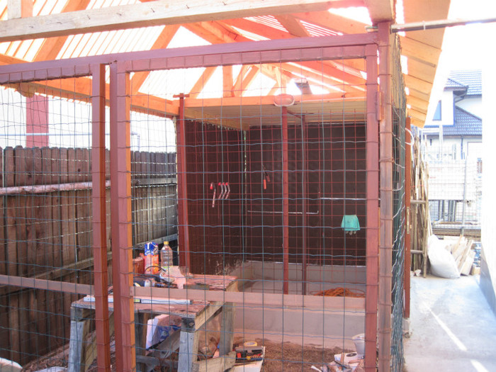 23.mart.2012; abia astept sa eliberez totul si sa populez voliera cu pasari.
