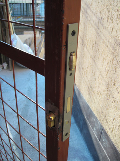 23.mart.2012; o incuietoare nu strica niciodata, pentru eventualii hoti de duzina
