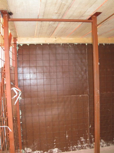 23.mart.2012; cadrul pentru usa care va face trecerea dintr-o jumatate de voliera in alta, pentru ca atat interior
