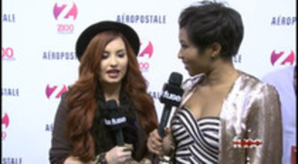 Demi - Lovato - Red - Carpet - Interview - Fuse - Jingle - Ball - 2011 (24)