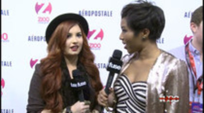 Demi - Lovato - Red - Carpet - Interview - Fuse - Jingle - Ball - 2011 (28)