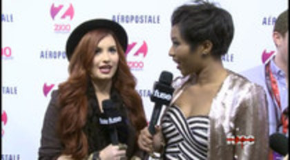Demi - Lovato - Red - Carpet - Interview - Fuse - Jingle - Ball - 2011 (29)