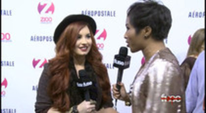 Demi - Lovato - Red - Carpet - Interview - Fuse - Jingle - Ball - 2011 (34)