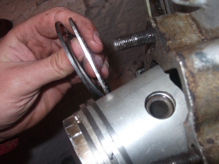 DSCF0720; acesta poza am pusa pt a vedea diferenta ditre grosimea segmentilor noi care sunt montati pe piston 
