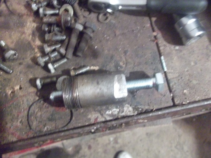 DSCF0737; este o pise indispensabila pt a putea schimba carbuni ....
