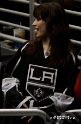 Demi (4) - Demitzu - 12 01 2009 - LA Kings vs Tampa Bay Lighting Game