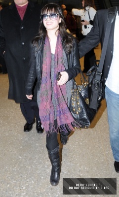 Demi (3) - Demitzu - 18 01 2009 - Lands in Washington DC