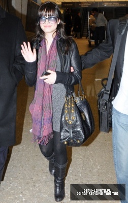 Demi (5) - Demitzu - 18 01 2009 - Lands in Washington DC