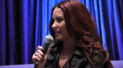 Demi Lovato With Ty Bentli Backstage at the 2012 Grammys (1424)