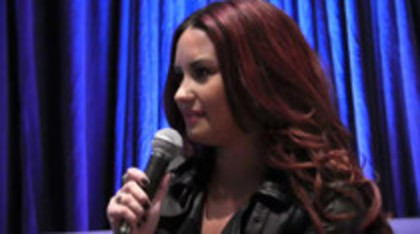 Demi Lovato With Ty Bentli Backstage at the 2012 Grammys (1432)