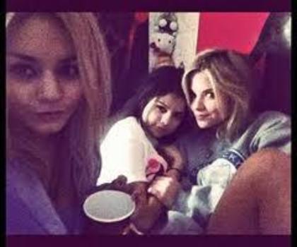 423562_125926000868918_100003545565360_103652_310214528_n - sely gomez