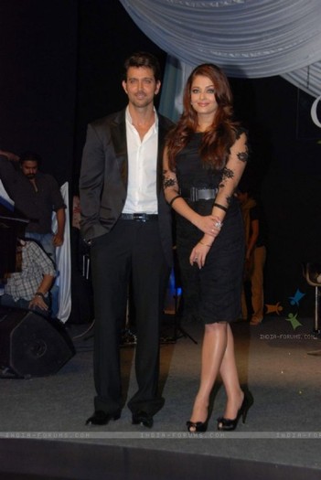 103121-hrithik-roshan-and-aishwarya-rai-at-guzaarish-music-launch - Aishwarya Ray