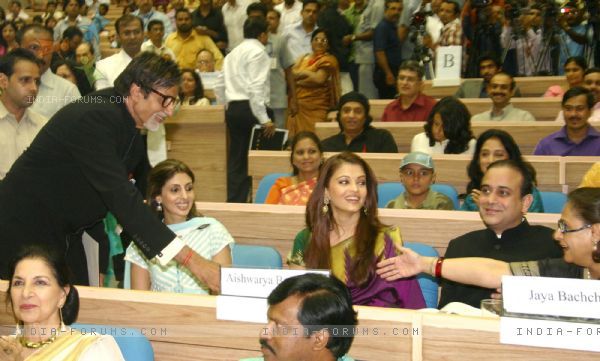 103492-amitabh-bachchan-with-family-members-after-receiving-the-best-a