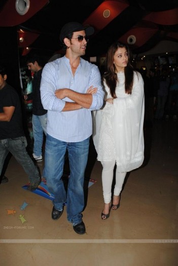 109031-hrithik-roshan-and-aishwarya-rai-at-special-show-of-guzaarish-f