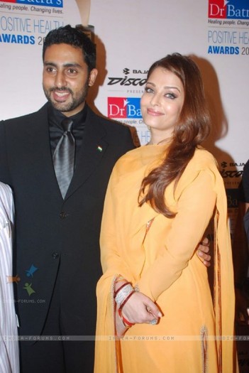 110962-aishwarya-and-abhishek-bachchan-zayed-at-dr-batra-positive-heal