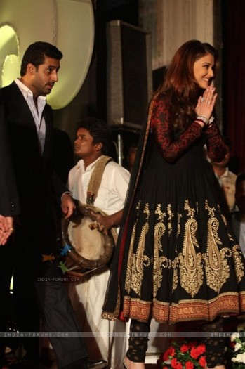 114173-abhishek-bachchan-and-aishwarya-rai-bachchan-during-an-world-bu