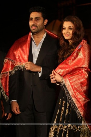 114190-abhishek-bachchan-and-aishwarya-rai-bachchan-during-an-world-bu