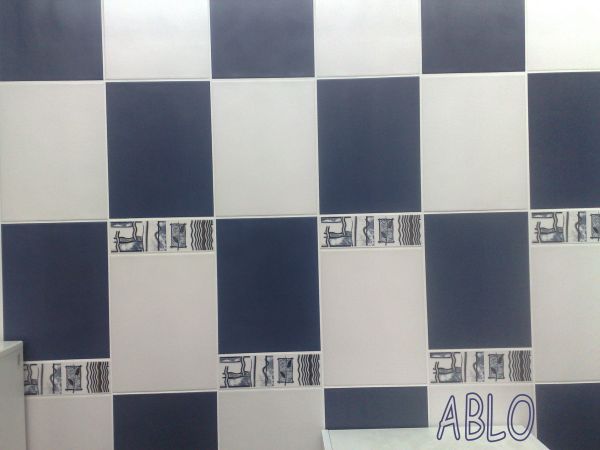 Faianta_alba_si_bleumarin_tabla_de_sah_si_model_intercalat