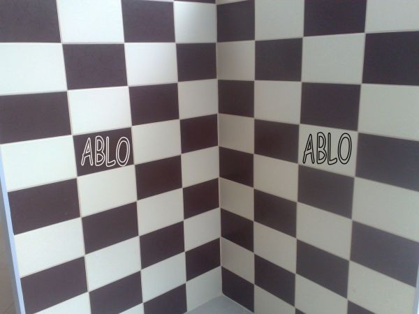 Faianta_alba-maro_tabla_de_sah_3