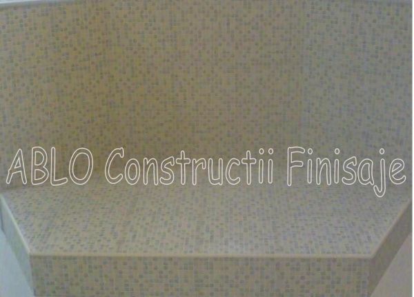 Faianta_cuburi_foarte_mici_multicolore,_postament