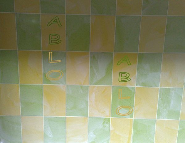 Faianta_tabla_de_sah,_verde_si_galbena_cu_model_puncte
