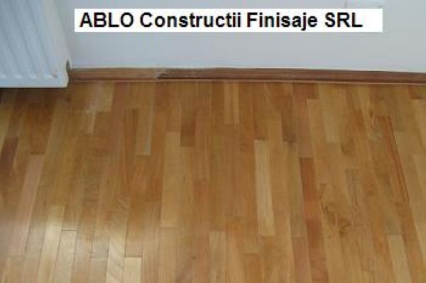 Parchet_si_plinta_combinatie_de_culori