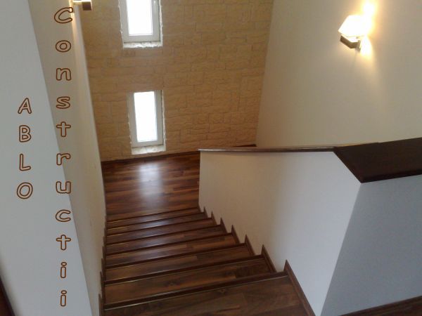 Scari_placate_cu_parchet_laminat, imitatie_de_piatra_1