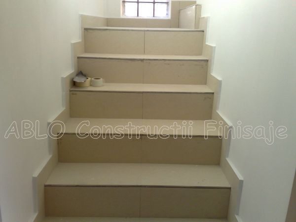 Trepte_placate_cu_gresie_crem_2a