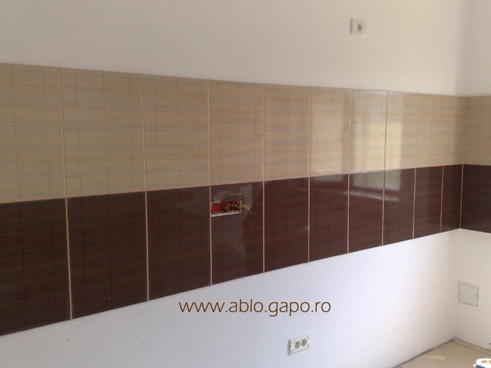 Faianta_maro_si_crem_striate_1