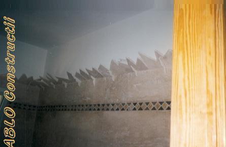 Baie decorata cu travertin