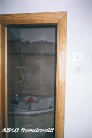 Baie placata cu travertin si decoratiuni 2