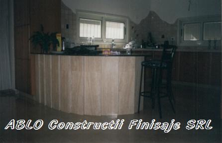 Bucatarie cu bar de travertin 3