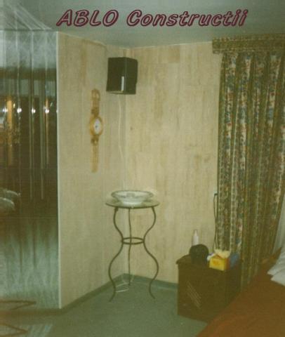 Interior placat cu travertin