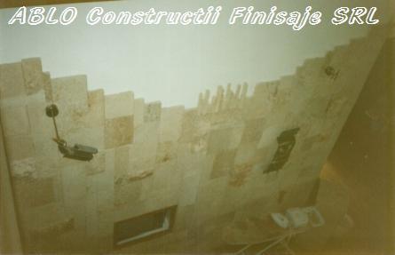 Perete decorat cu travertin 1