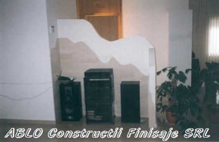 Perete despartitor decorat cu travertin