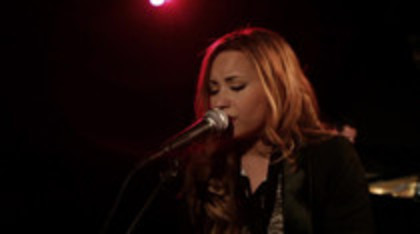 Demi Lovato - Skyscraper Piano Only Version (5)