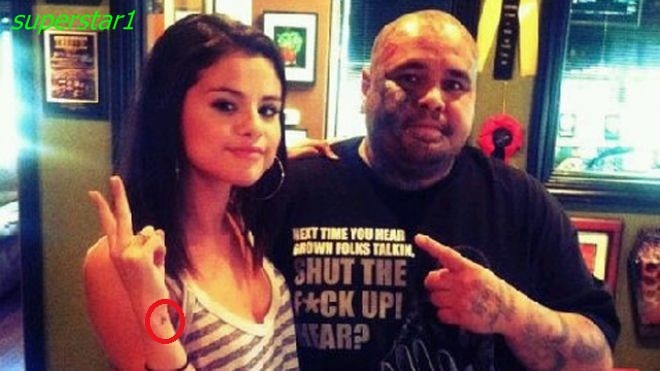 Selena Gomez si-a facut un tatuaj - Selena Gomez si-a facut un tatuaj permanent