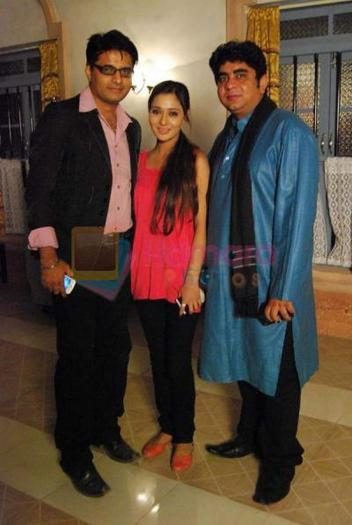 aini-Sara%20Khan-Rajan%20shahi%20at%20Rajan%20Shahi_s%20%20on%20the%20set%20get%20together%20for%20J
