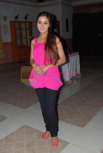 normal__3355444457_sara%20Khan%20at%20Rajan%20Shahi_s%20%20on%20the%20set%20get%20together%20for%20J