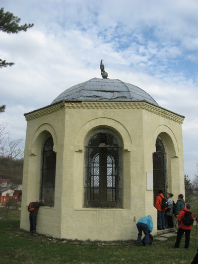 sat Crucea de Piatra Calugareni monument 1682 - la padure