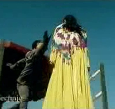 - Shalini se lasa pe spate ca sa cada si ea -