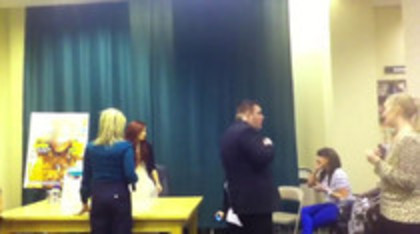 Demi leaving to get something to eat (80)