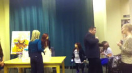 Demi leaving to get something to eat (85)